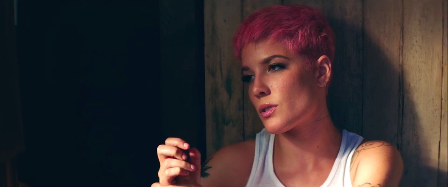 Halsey слушать. Холзи without me. Halsey-without-me певица. Холзи в клипе without me. Halsey с короткими волосами.