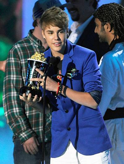/content/ontv/movieawards/retrospective/photo/flipbooks/most-memorable-movie-awards-moments/2011-justin-bieber-best-jaw-dropping-performance-115271477.jpg
