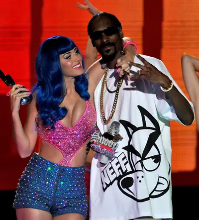 /content/ontv/movieawards/retrospective/photo/flipbooks/showstopping-musical-performances/2010-katy-perry-snoop-dogg-pg199746.jpg