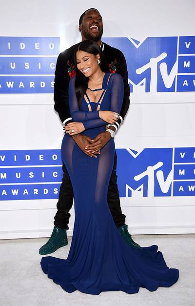 Rappers Nicki Minaj and Meek Mill shared a laugh and embrace on the 2016 VMA red carpet.