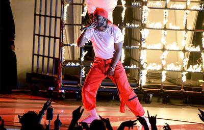 Kendrick Lamar’s 2017 VMA performance was literally fire when he opened the show with an iconic medley of his hit songs “DNA” and “HUMBLE.”