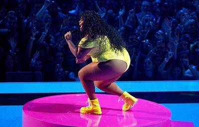 Lizzo sings "Truth Hurts" and "Good as Hell" at the 2019 VMAs.
