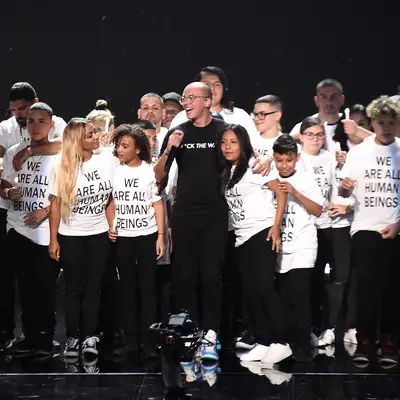 Logic performs his hit "One Day" with the children of immigrants to protest the border wall.