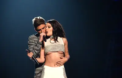 In their debut performance together, The Chainsmokers and Halsey rock out to their smash hit “Closer” at the 2016 VMAs.