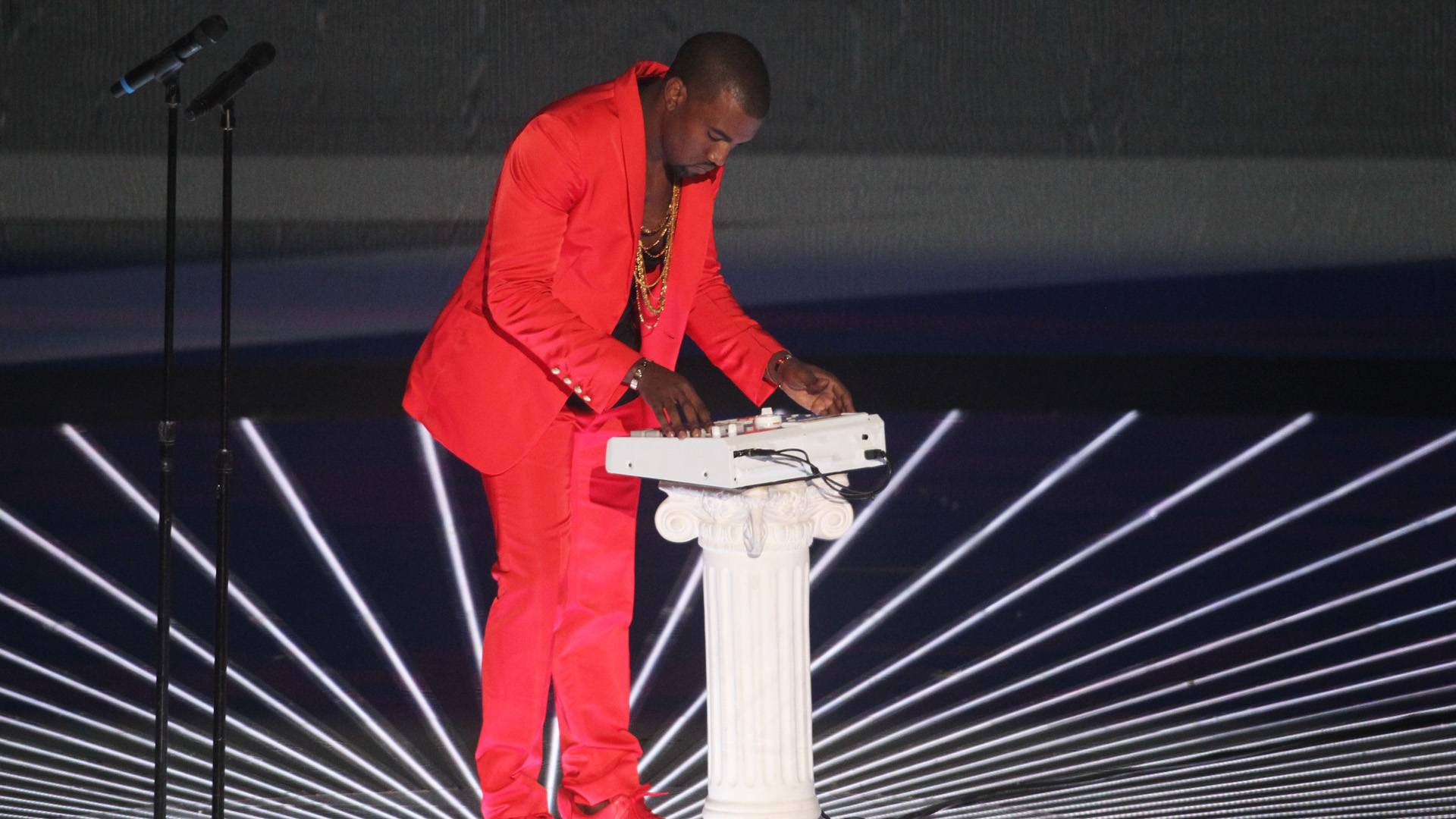 Kanye West feat. PushaT Perform "Runaway" (Video Clip) VMA