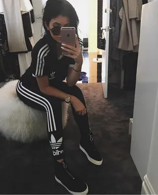 Uberall ausverkauft Diese Adidas Image 12 from Kylie Jenner macht uns auf Instagram auf ihre Sneaker Sammlung neidisch MTV Germany