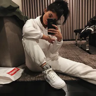 Uberall ausverkauft Diese Adidas Image 12 from Kylie Jenner macht uns auf Instagram auf ihre Sneaker Sammlung neidisch MTV Germany