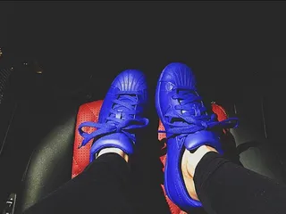 Uberall ausverkauft Diese Adidas Image 12 from Kylie Jenner macht uns auf Instagram auf ihre Sneaker Sammlung neidisch MTV Germany