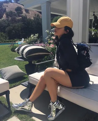 Uberall ausverkauft Diese Adidas Image 12 from Kylie Jenner macht uns auf Instagram auf ihre Sneaker Sammlung neidisch MTV Germany