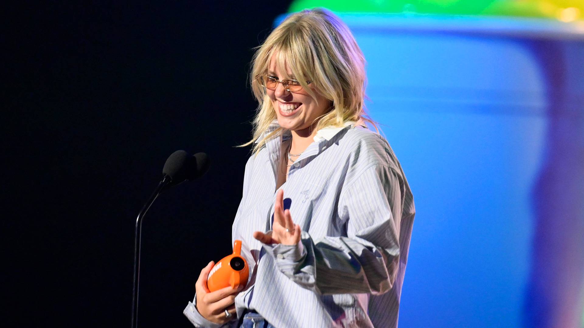 Renée Rapp wins a Blimp for Favorite Breakout Artist! That's a great outfit, it'd be a shame if it got some Slime on it...