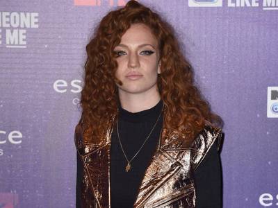 Jess Glynne’s light pink lip paired with a strong cat eye is seductive and chic.