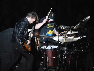 mgid:file:gsp:scenic:/international/mtvema/2014/images/galleries/2014-ema-performers/Mike-Kerr-BenThatcher-458702548.jpg