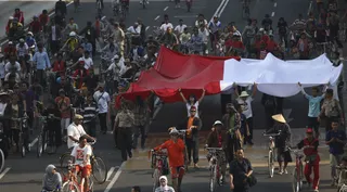 Indonesia - Indonesian activists carry a huge Indonesian flag during a rally to mark the 10th anniversary of 9/11.&nbsp; (Photo: AP Photo/Achmad Ibrahim)