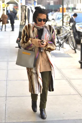 Sidewalk Stories - Zoe Kravitz runs errands on a chilly day in New York City.  (Photo: RGK, PacificCoastNews)