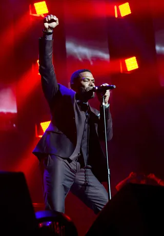 Fist Full of Love - It didn't take long for&nbsp;Maxwell&nbsp;to get into the swing of things and pull the audience along for a great ride.(Photo: Earl Gibson/BET/Getty Images for BET)