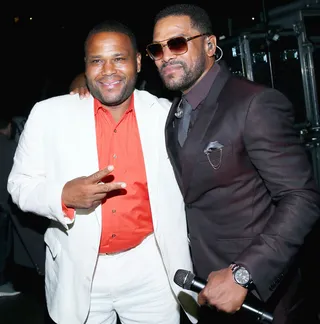 Fan of A Fan - There's always time for a photo break. Anthony Anderson and Maxwell flick it up at the BET Experience.(Photo: Mark Davis/BET/Getty Images for BET)