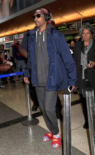 Comfy Travel - Snoop Dogg rocks British Flag socks and USC sandals as he catches a flight out of LAX in Los Angeles.(Photo: Sharky / Splash News)