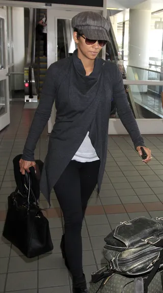 Hey, Baby! - Halle Berry and her baby bump were spotted arriving at LAX Airport. (Photo: Sharky / Splash News)
