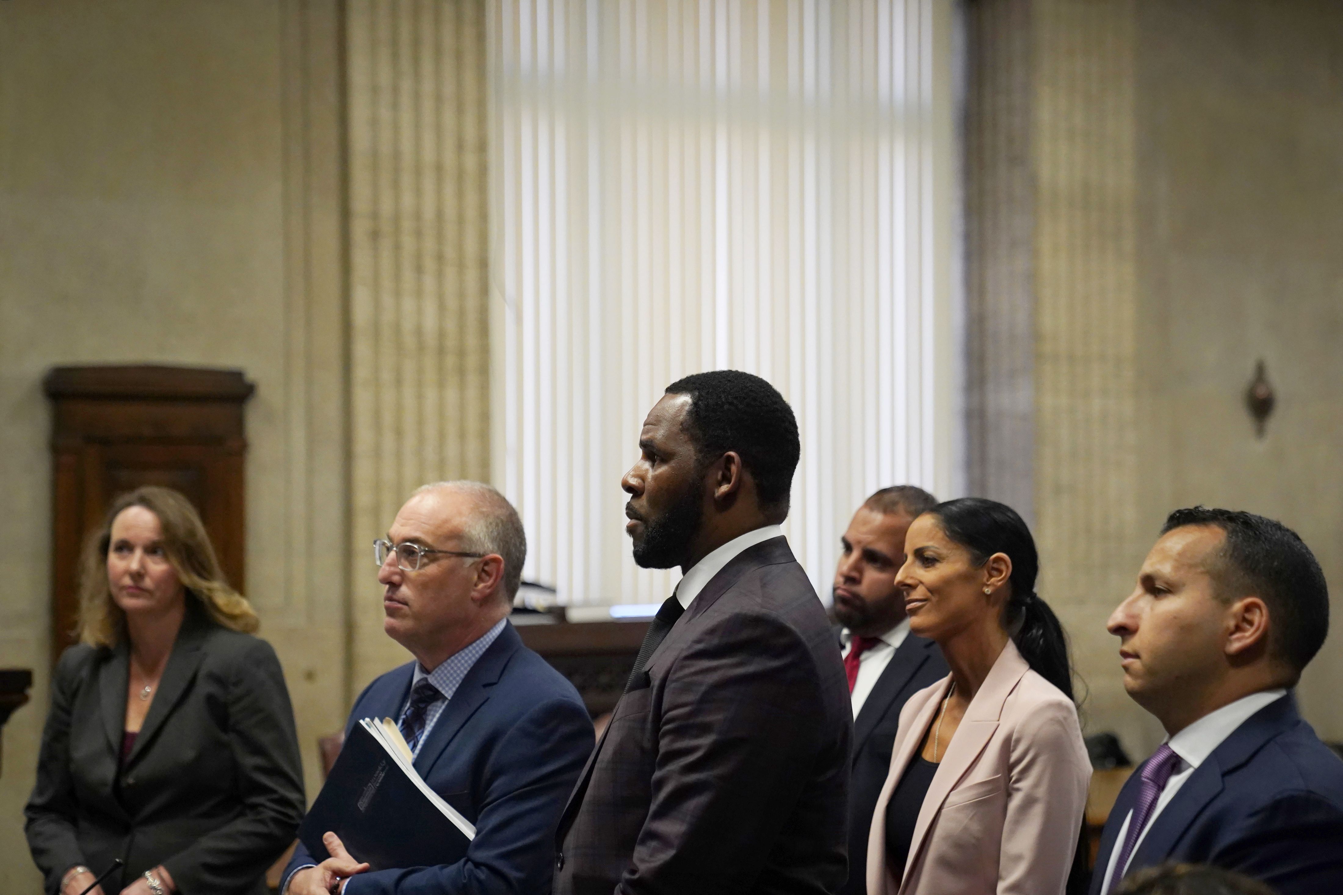 Singer R. Kelly (C) appears at a hearing before Judge Lawrence Flood at Leighton Criminal Court Building, on June 26, 2019. - Prosecutors turned over a DVD allegedly showing Kelly having sex with an underage victim. (Photo by E. Jason Wambsgans / POOL / AFP)        (Photo credit should read E. JASON WAMBSGANS/AFP via Getty Images)