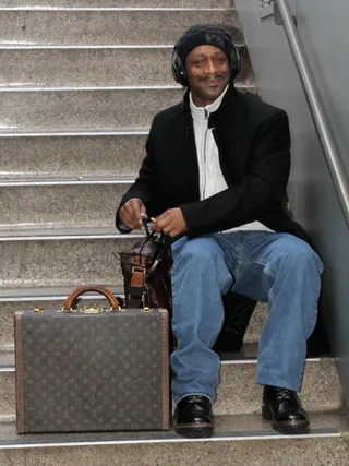 Flying High - Katt Williams stops for a cigarette before boarding a flight at LAX airport. (Photo: PacificCoastNews)