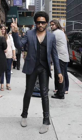 On the Couch - Lenny Kravitz says peace to the paps outside the Ed Sullivan Theater as he heads inside for an appearance on the Late Show With David Letterman in New York City.&nbsp;(Photo: Fortunata / Splash News)