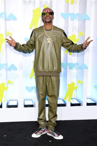 082822-style-2022-mtv-video-music-awards-red-carpet-snoop.jpg