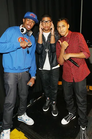 Talent All Around - Nick Cannon hanging with recording artists Gennis and Tool of Wonder Broz backstage. (Photo: Bennett Raglin/BET/Getty Images for BET)