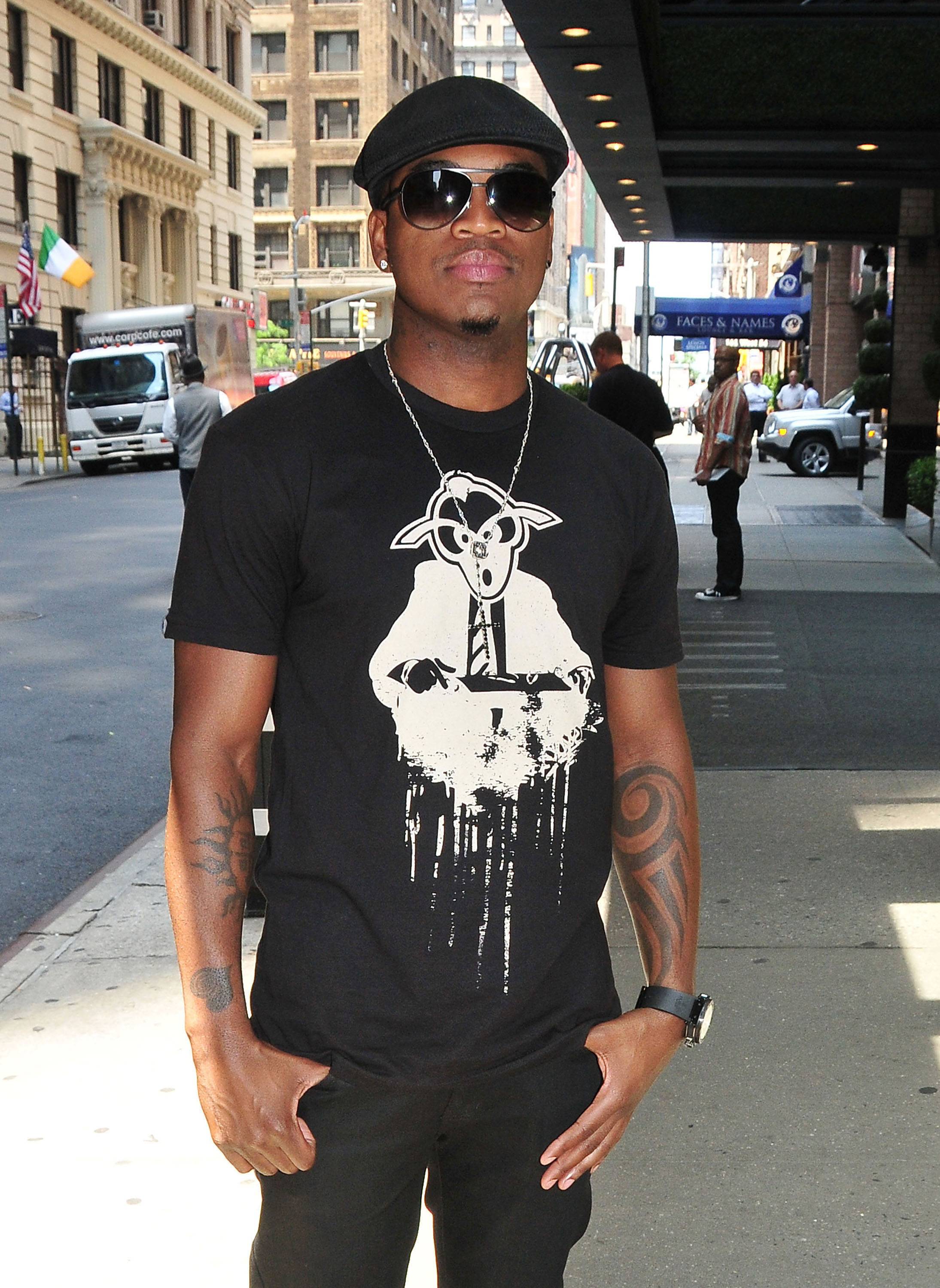 Street Style - Singer Ne-Yo&nbsp;strikes a pose while strolling in midtown Manhattan.(Photo: Patricia Schlein/ WENN.com)