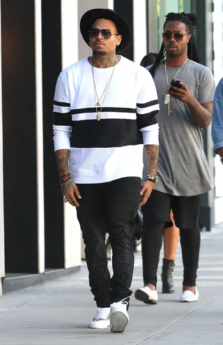 Style-phile - Chris Brown&nbsp;stops traffic with his crew while out shopping in Beverly Hills.(Photo: Splash News)