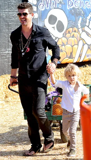 Robin Thicke - The crooner trucks along with a smile as he gives his son, Julian, a hand with their wagon.(Photo: Johnson /London Entertainment)