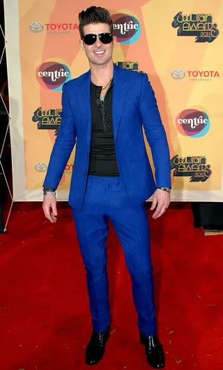 Robin Thicke\r - You can always spice up a clean-cut suit with a bold color and cobalt blue was definitely a good look on Robin.\r\r (Photo: Kat Goduco/PictureGroup)