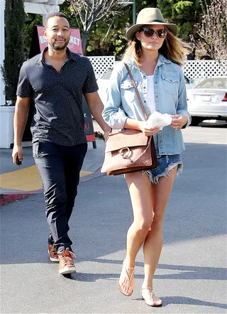 California Dreaming - John Legend and Chrissy Teigen enjoy the California sun as they go grocery shopping at Bristol Farms in Los Angeles.(Photo: Fresh/INFphoto.com/Splash News)