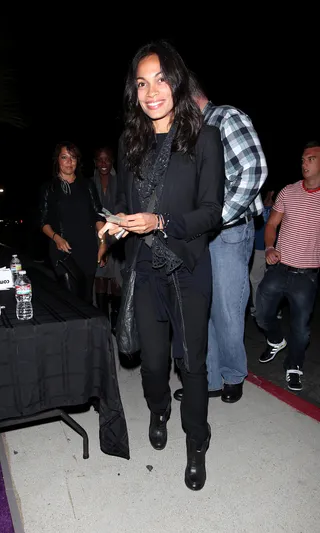 Prince Pass - Rosario Dawson flashes her movie-star grin while making her way into a Prince concert at The Forum in Los Angeles.(Photo: INFphoto.com)