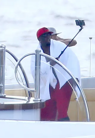 Face Time - Diddy is having too much fun aboard his yacht in St. Barts taking selfies and making videos while singing rap songs. #whatawaytoenjoytheholidays&nbsp;(Photo: Splash News)