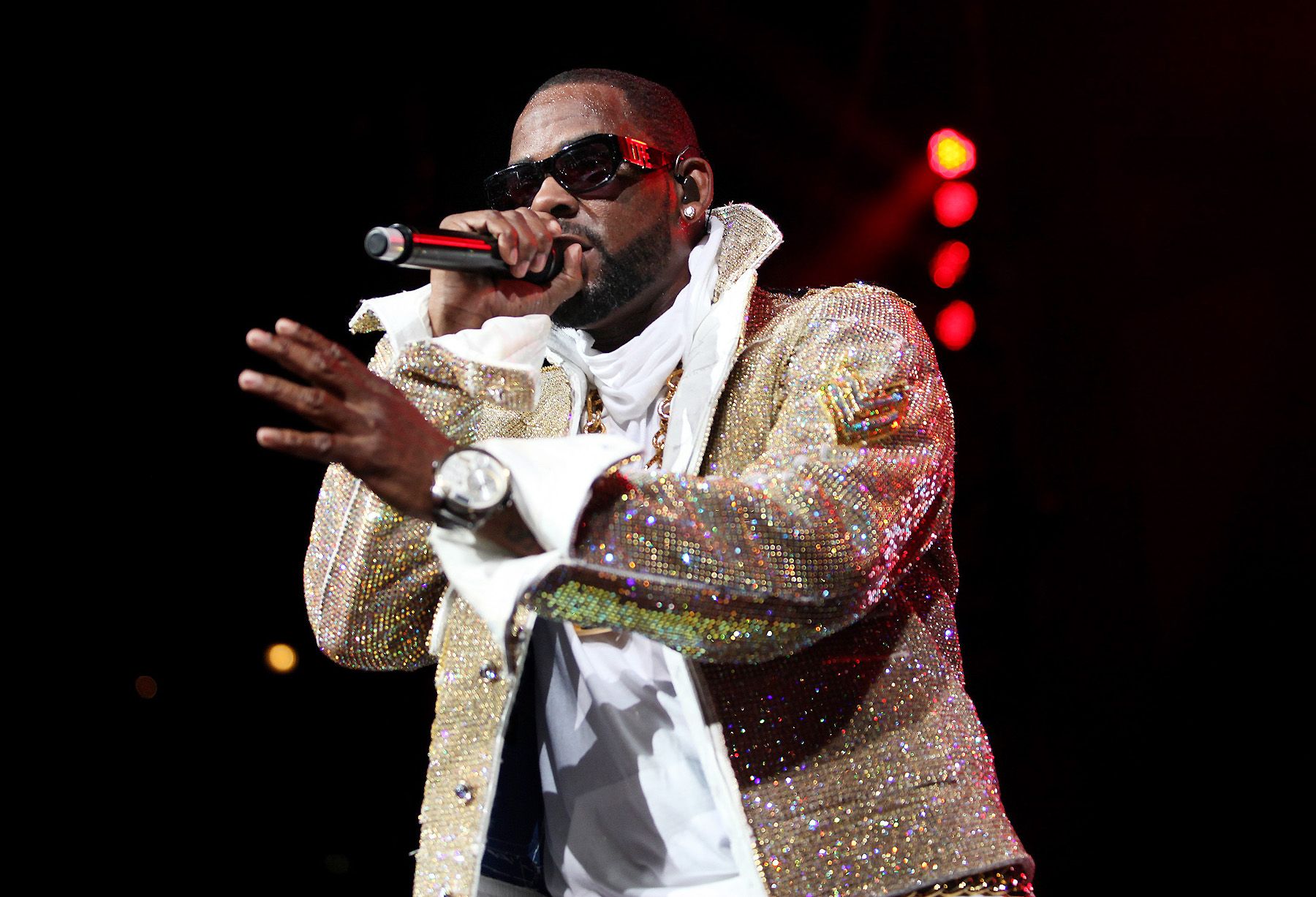 R. Kelly Makes Surprise Appearance at Lollapalooza | News | BET