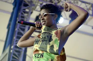 The People's Champ - Star on the rise&nbsp;Dej Loaf&nbsp;shows off her best "Try Me" flex for fans during her performance.(Photo: Tim Mosenfelder/Getty Images)