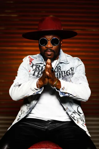 Anthony Hamilton flexes for the camera ahead of the 2019 Soul Train Awards.&nbsp; - (Photo: Ser Baffo)
