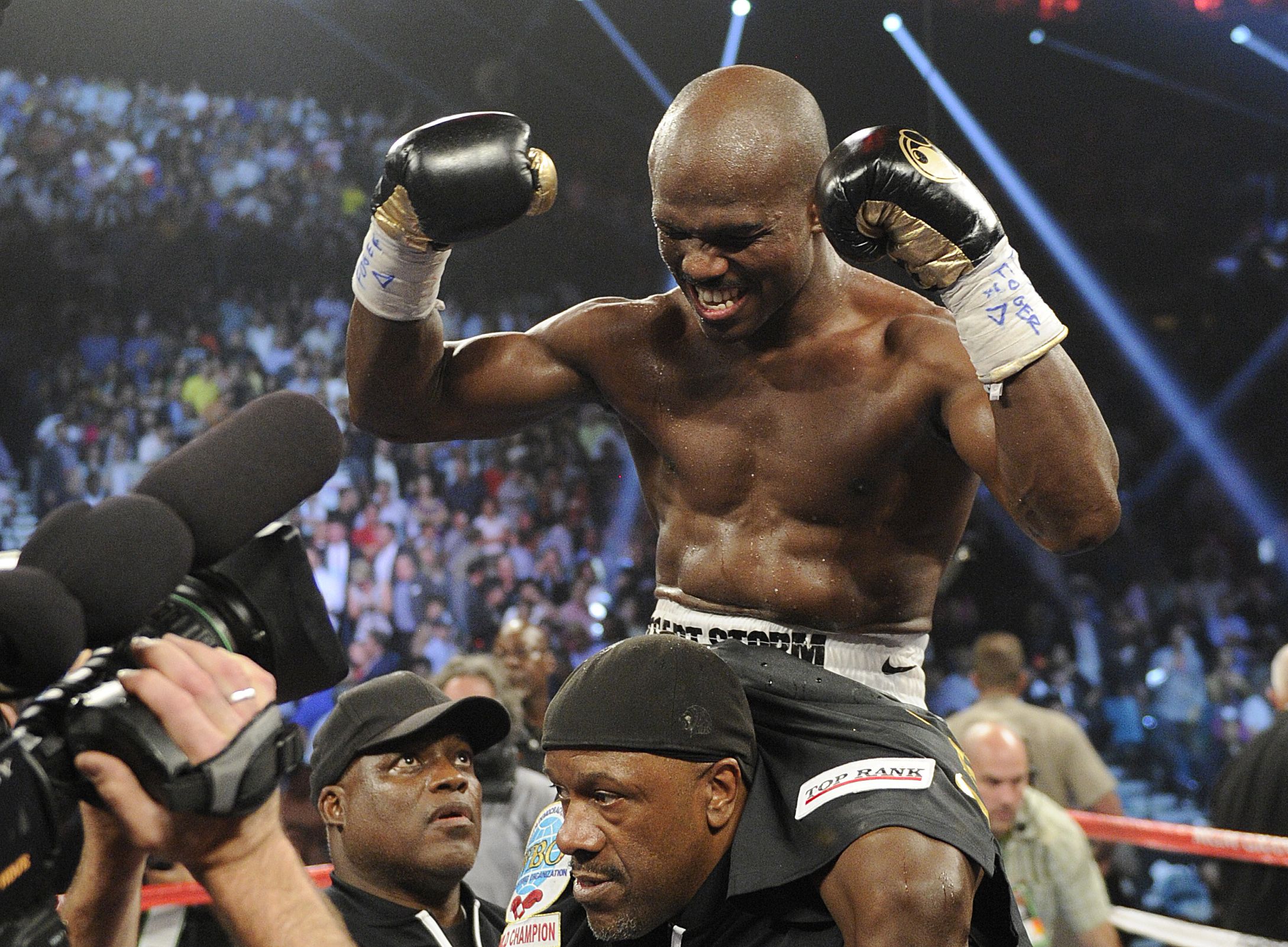 Controversial Decision - Saturday night Timothy Bradley ended Manny Pacquiao's seven-year undefeated run to win the WBO welterweight title in a split decision by the judges.&nbsp; "Promoter Bob Arum fumed, the crowd at the MGM Grand arena booed, and Pacquiao seemed stunned when the decision was announced," writes the Associated Press. Do you agree with the decision? Take our poll and see the the fight in pictures. — Deborah Creighton Skinner(Photos AP Photo/Chris Carlson)