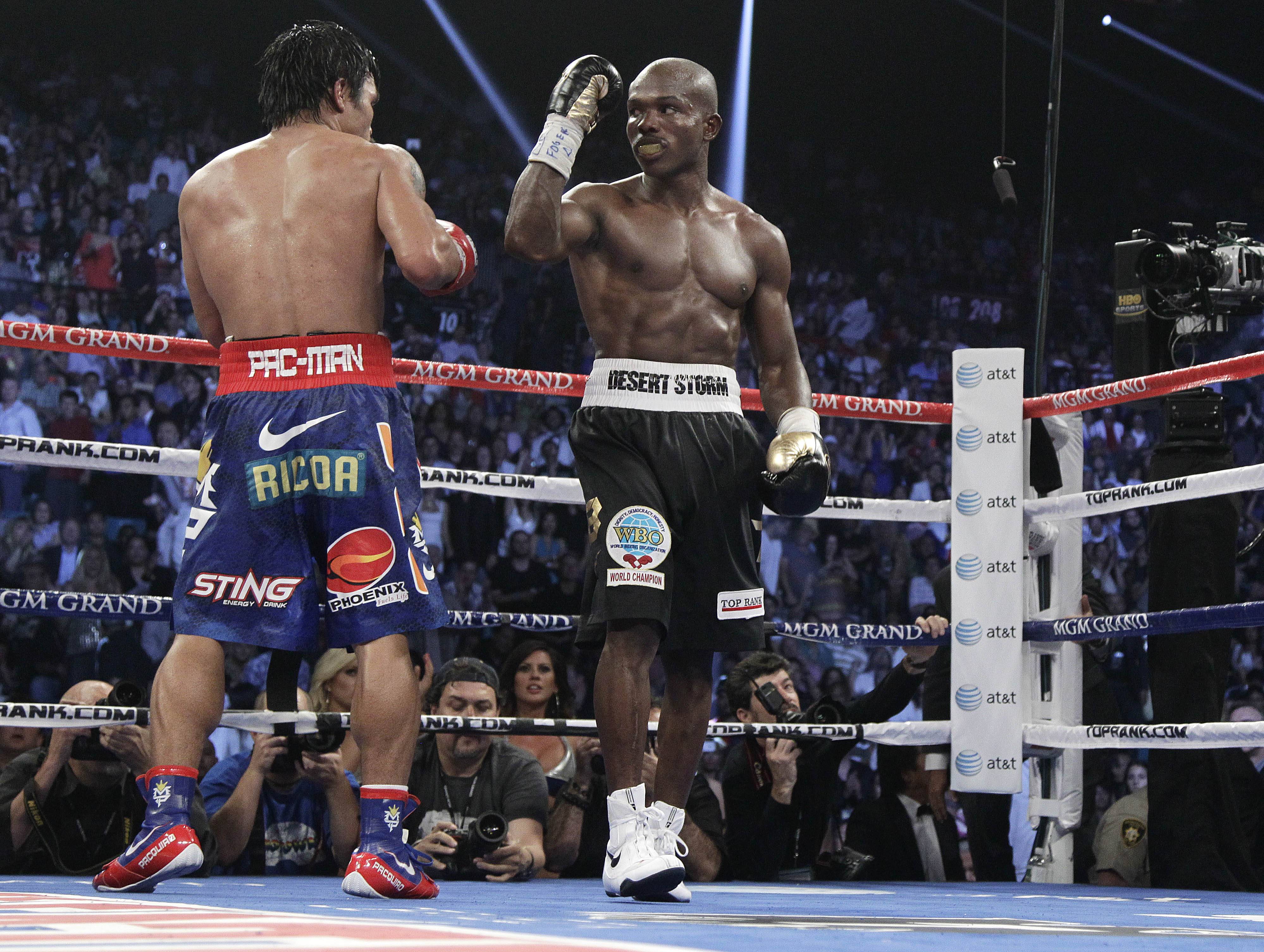 In Their Corners - The boxers return to their corners at the end of the bout.&nbsp;(Photo: AP Photo/Julie Jacobson)