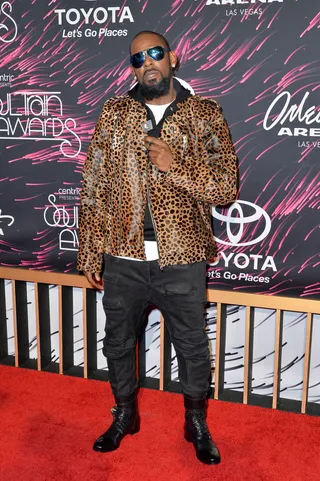Wild Thang - R. Kelly is too cool from head to toe. He's getting it poppin' with the printed jacket and fitted pants. We see you! (Photo: Earl Gibson/BET/Getty Images for BET)