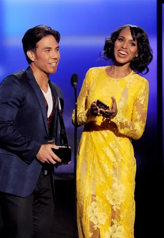 Kerry Washington and Apolo Ohno - ABC's "Scandal" star Kerry Washington and U.S. Olympian&nbsp;Apolo Ohno speak onstage at the 40th AMAs.(Photo: Kevin Winter/Getty Images)