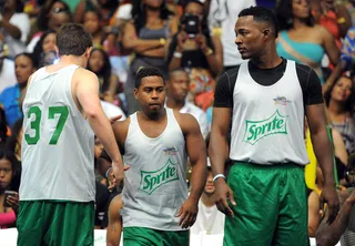 Soul in the Hole - Bobby V. (center) had a determined look in eyes when he got into the game for some action with actor Flex Alexander (right). (Photo: Noel Vasquez/BET/Getty Images for BET)