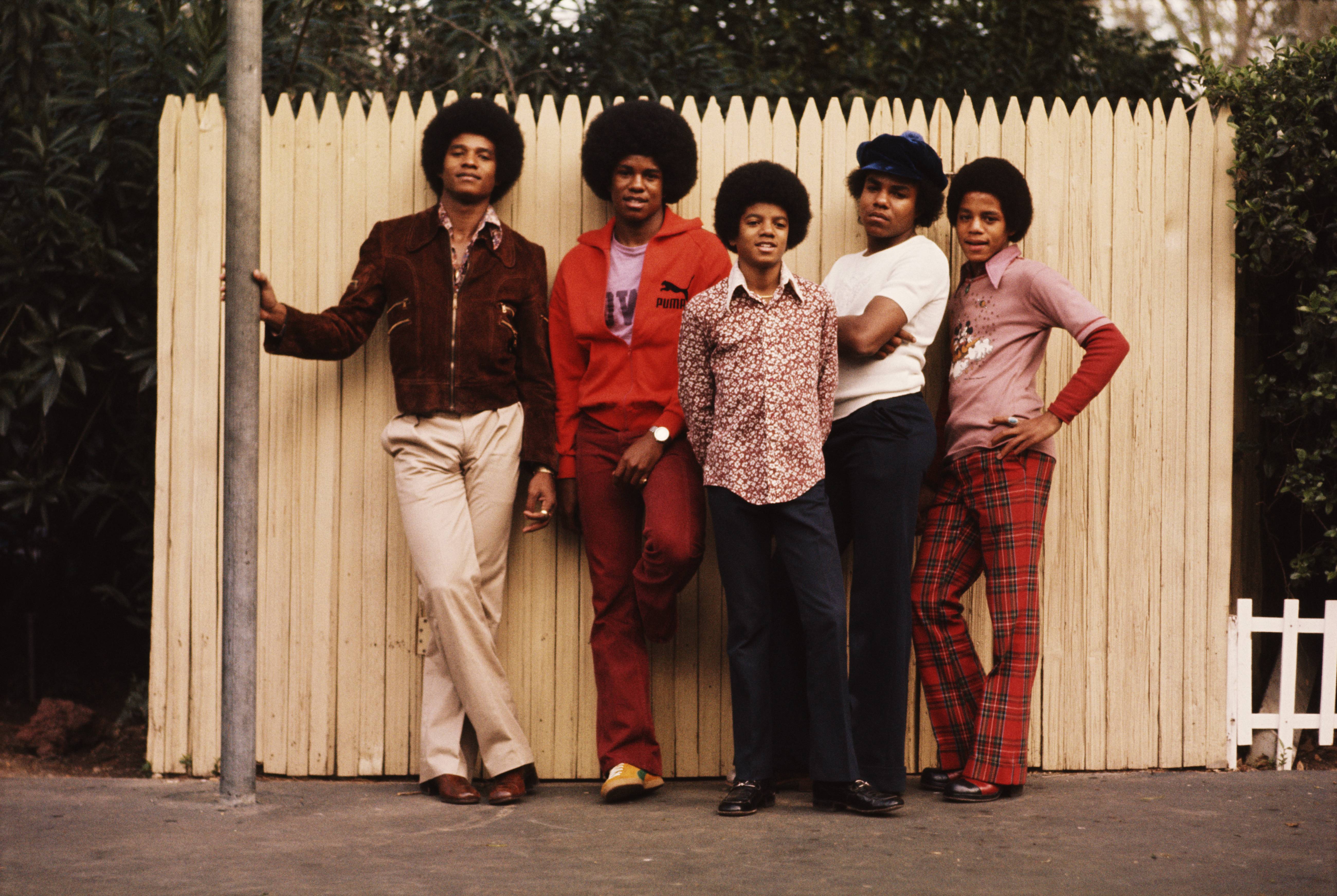 The Jackson brothers pose for a portrait in the backyard of their home, Los Angeles, 1972. From left to right, Jackie Jackson, Jermaine Jackson, Michael Jackson (1958 - 2009), Tito Jackson and Marlon Jackson. (Photo by Michael Ochs Archives/Getty Images)