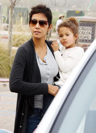 Happy New Year, Nahla! - Halle Berry and boyfriend Olivier Martinez take Nahla to a children's New Year's Eve party, where she left with a balloon and a smile in Los Angeles. (Photo: Fame Pictures)