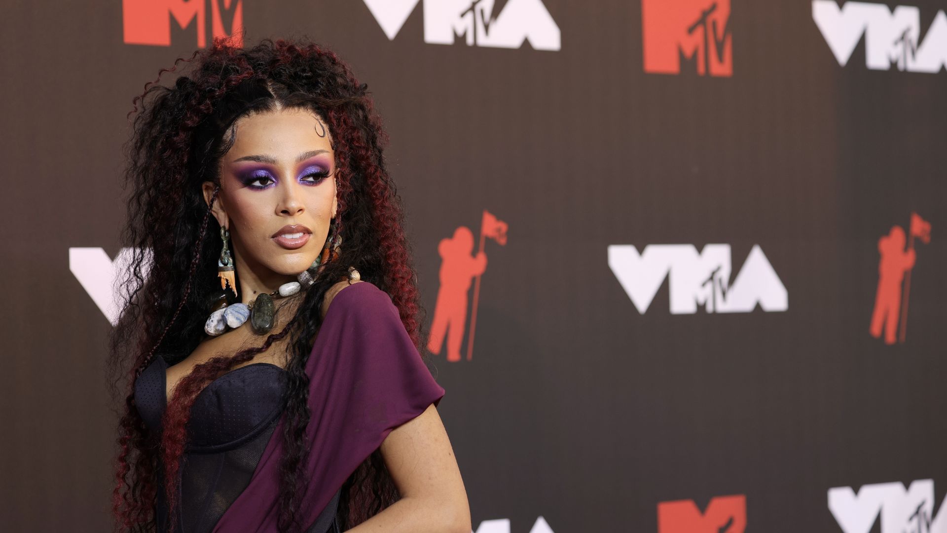 Doja Cat performance at MTV VMAs 2021 red carpet purple look