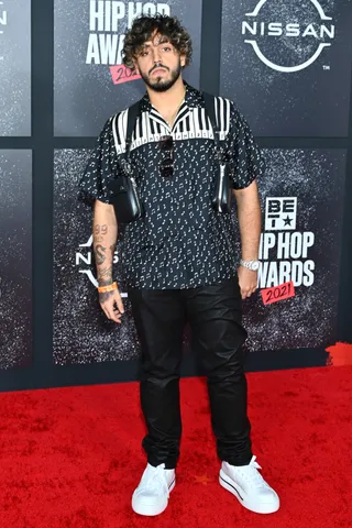 DJ Scheme flaunted his casual style.&nbsp; - (Photo by Derek White/WireImage)