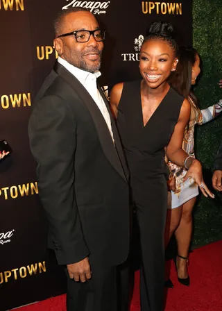 Let the Good Times Roll - Brandy arrives just in time to catch honoree Lee Daniels on the red carpet at Pre Oscar Gala at Fig &amp; Olive in West Hollywood.&nbsp;(Photo: Blayze / Splash News)