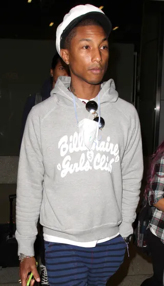 What's Happenin' Cap'n? - Pharrell Williams arrives in his new style topper to the Los Angeles International Airport.&nbsp;(Photo: London Ent/Splash News)