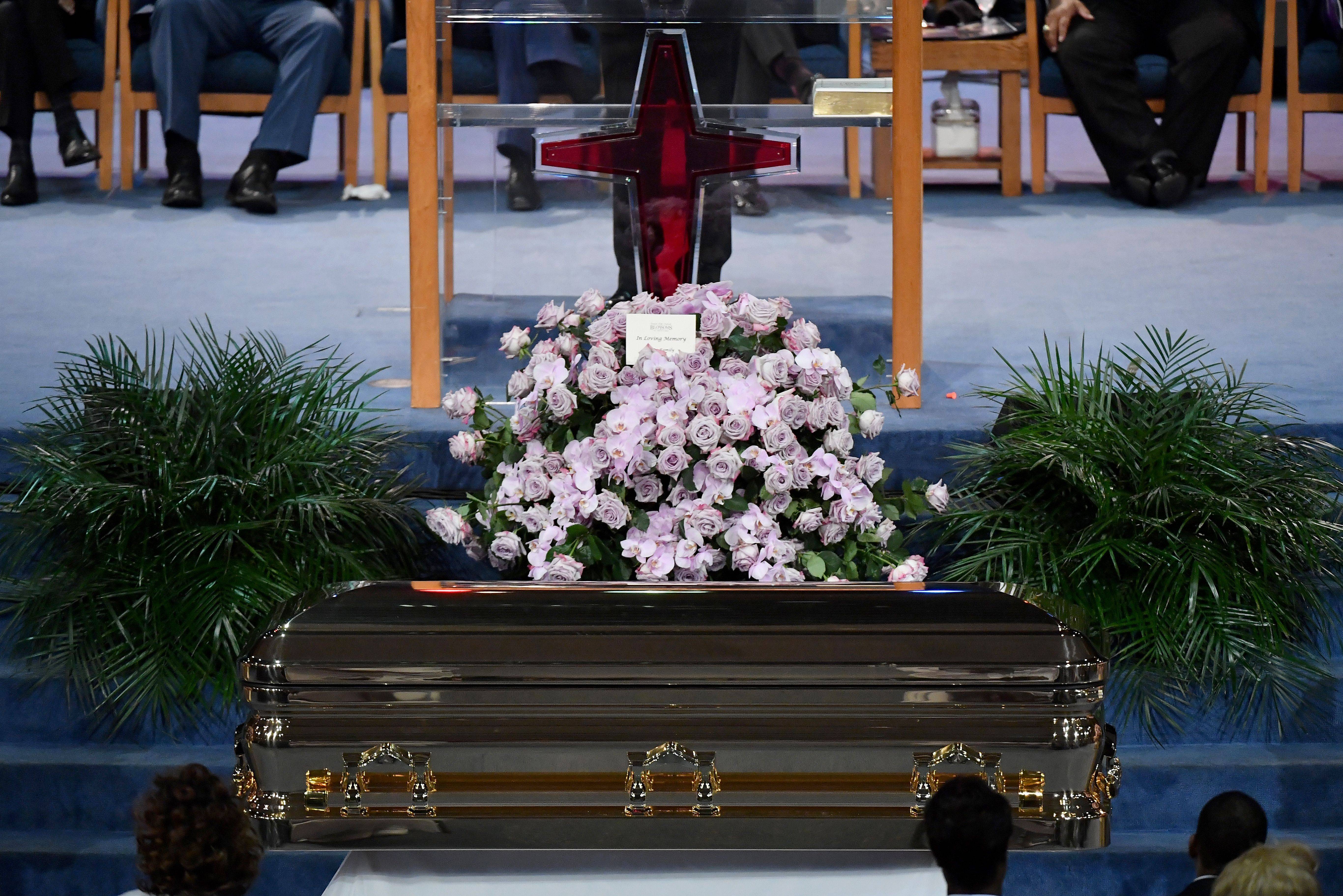 aretha franklin gold dress funeral Aretha Franklin Dresses Go Up for Auction