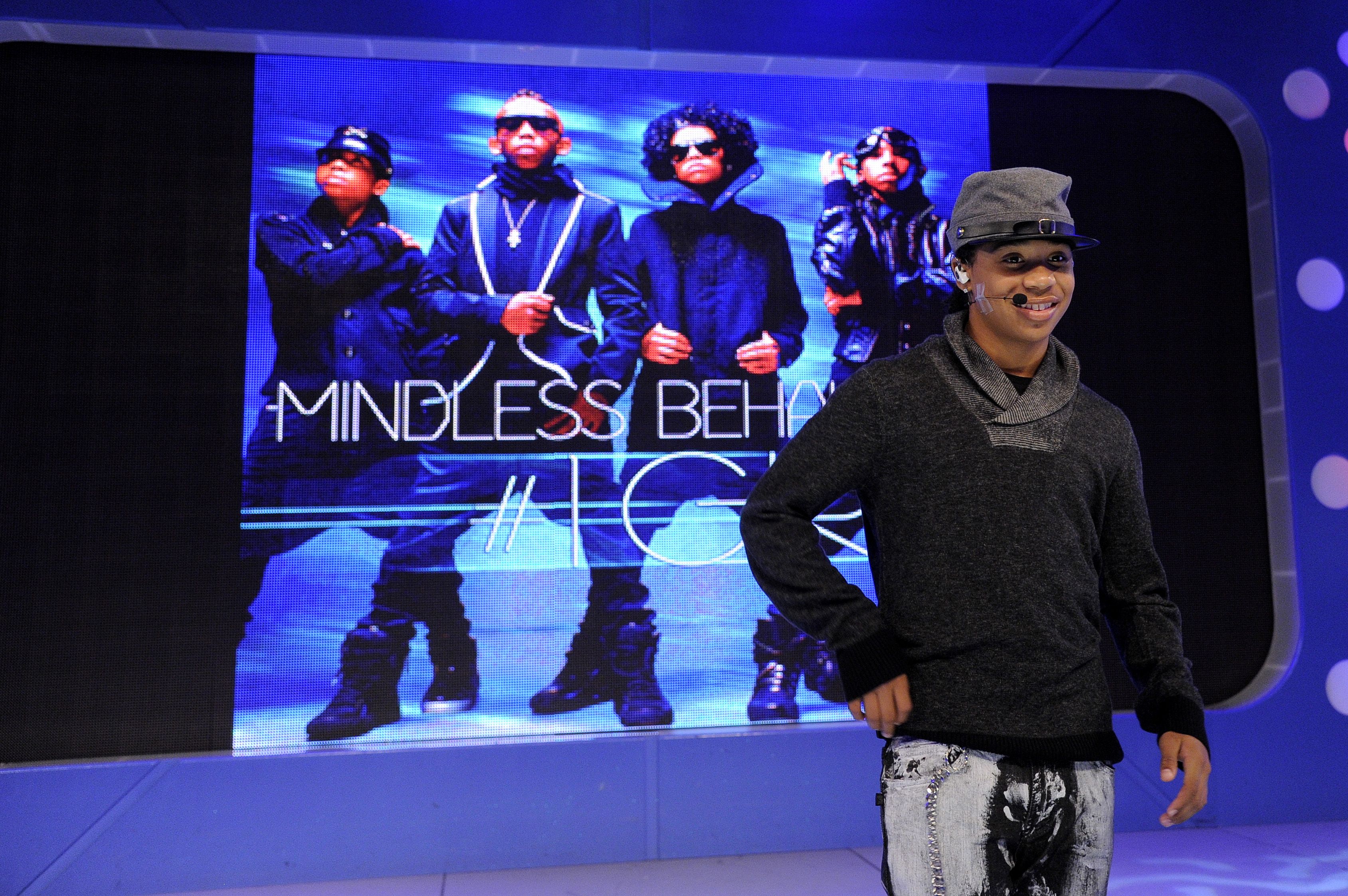 Roc Royal checks his - Image 62 from Exclusive Access: 106 & Park With ...